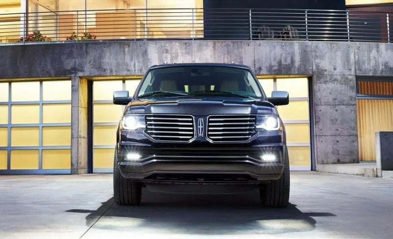 2016 Lincoln Navigator front view, headligths and grille