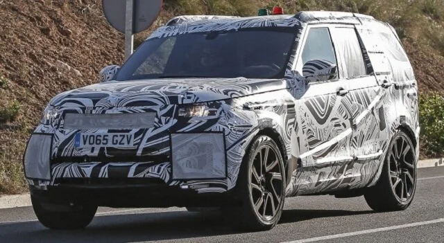 2018 Land Rover Discovery-front view